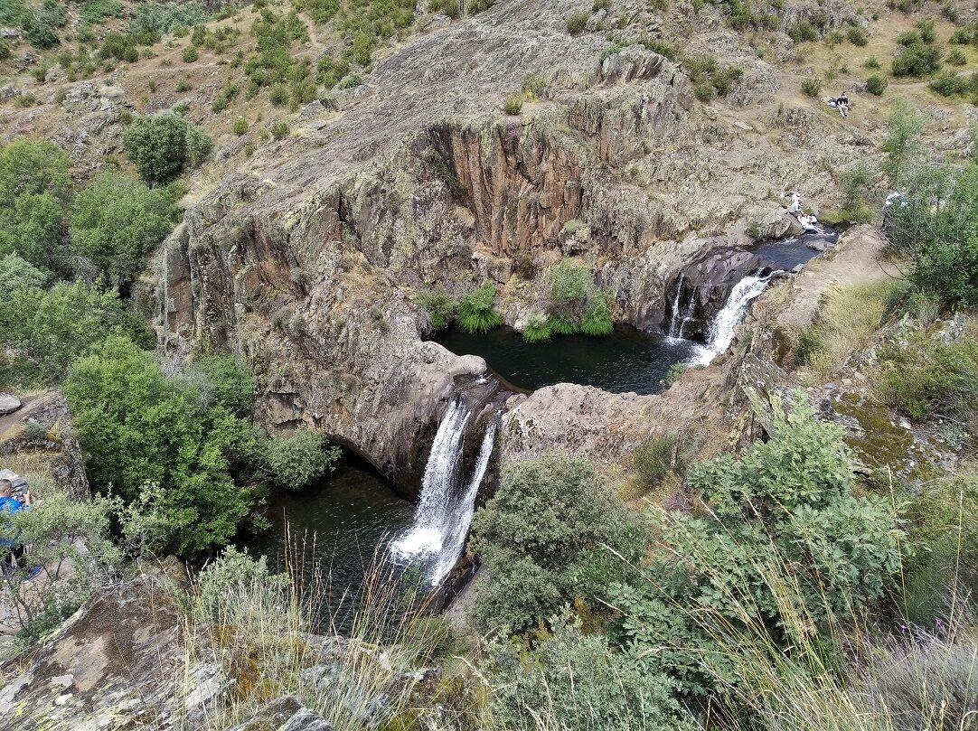 Caminantes en el sol